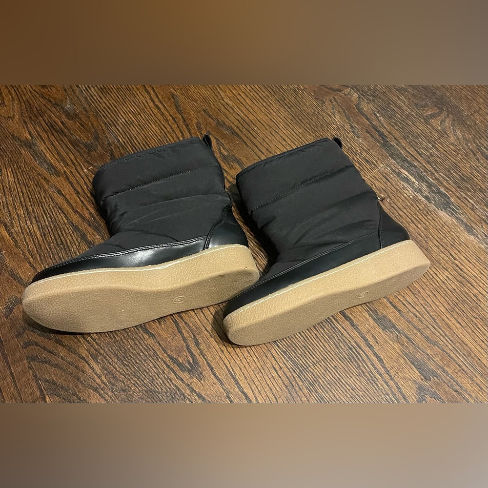 a new day  woman’s Black Quilted Winter Ankle Boot with Tan Platform Sole size 6 - Picture 7 of 14